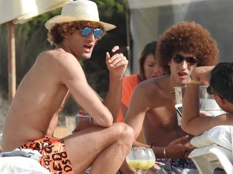 Phớt lờ Mourinho, Fellaini vô tư phì phèo khói thuốc