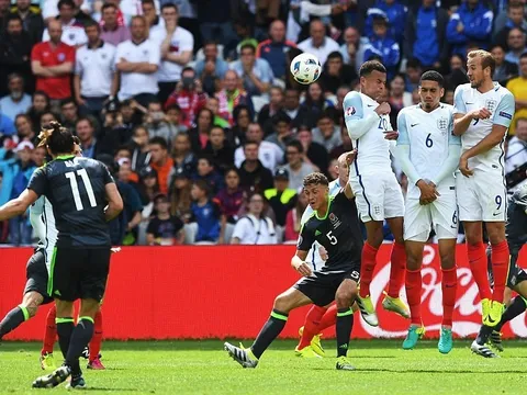 Ghi siêu phẩm sút phạt, Gareth Bale đi vào lịch sử