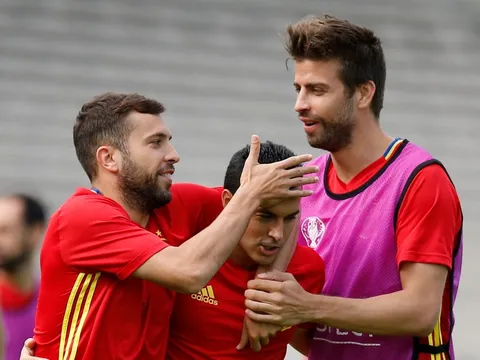 Gerard Pique bảo vệ Pedro sau phát biểu sốc