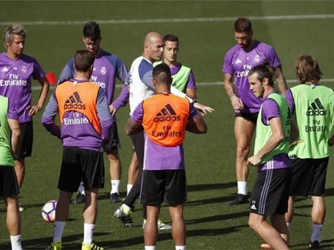 Zidane lần thứ ba 'nổi điên' trong phòng thay đồ Real Madrid