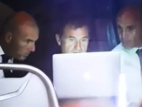 Zidane nhai bánh mỳ, phân tích trận hòa ngay trên xe buýt