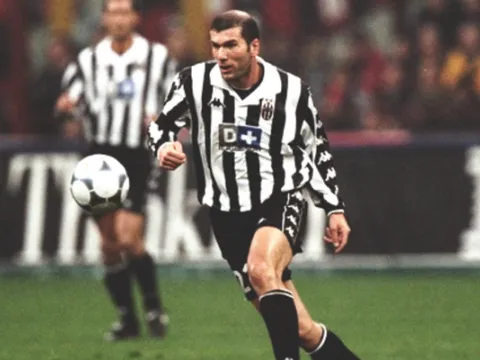 Zinedine Zidane khi còn khoác áo Juventus