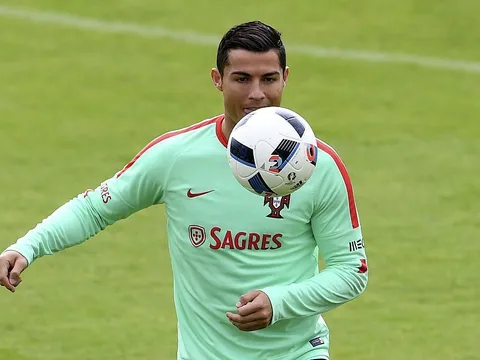 Ronaldo chọc cười đồng đội trước bán kết EURO 2016