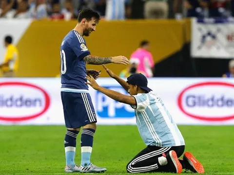 Fan cuồng liều mình vào sân… quỳ lạy Messi