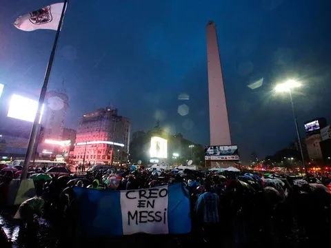Bất chấp giá rét 10 độ C, CĐV xuống đường thỉnh cầu Messi