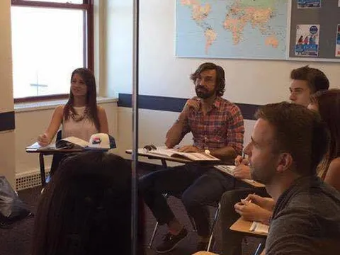 Bị Conte hắt hủi, Pirlo tranh thủ đi học tiếng Anh