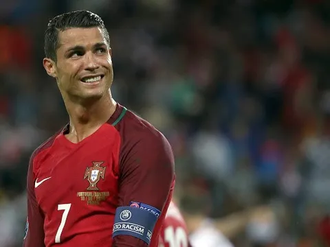 Ronaldo lại cúi đầu trước Messi