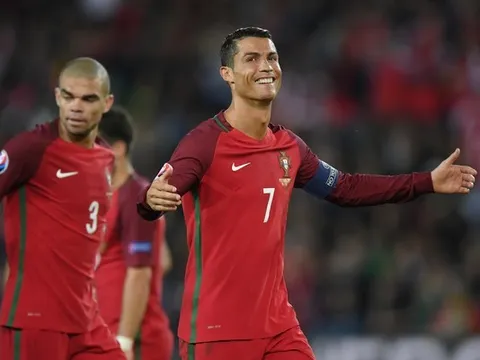 Ronaldo - vĩ đại, u sầu và sự phi lý