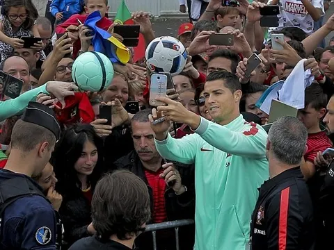 Ronaldo khiến CĐV sướng phát cuồng