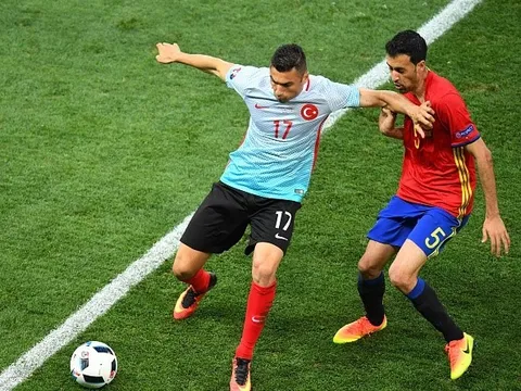 Pha ăn vạ trơ trẽn của Sergio Busquet