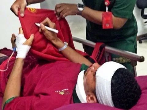 Chris Smalling nhập viện khẩn cấp vì sứa cắn