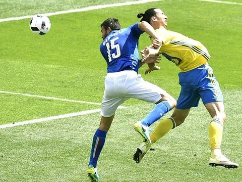 Ibrahimovic 'bắn chim' từ khoảng cách... 1m