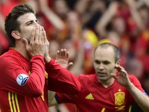 Pique ghi bàn nhưng Iniesta hay nhất trận