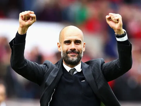 Pep gượng cười dù Manchester City đại thắng