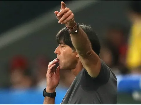 SỐC: HLV Joachim Low lại 'bẩn bựa', 'mất vệ sinh'