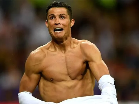 Ronaldo cởi áo khoe body, adidas nổi giận?