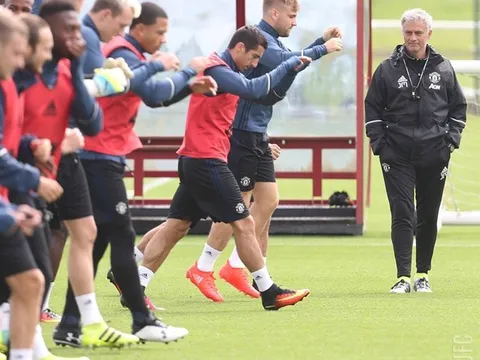 Jose Mourinho, Mata rạng rỡ trong buổi tập đầu tại MU