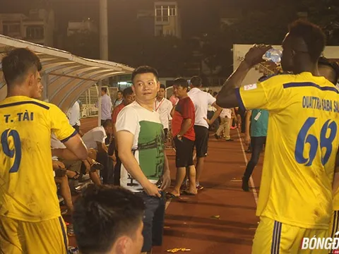 Sinh viên đại học giúp Văn Quyến bớt buồn vì SLNA thua trận