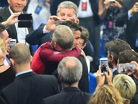 Sir Alex chờ bằng được Ronaldo để chúc mừng