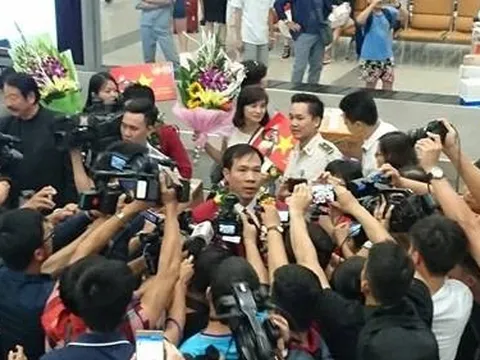 Hoàng Xuân Vinh bị quây nghẹt thở giữa rừng phóng viên và người hâm mộ ngày về nước