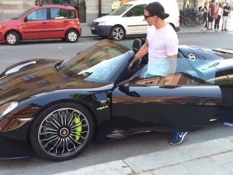 Ibrahimovic đem bộ sưu tập siêu xe đến nhà mới ở Manchester