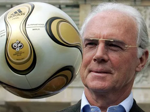 Vì sao Beckenbauer bị sờ gáy?