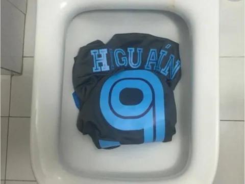 Áo Higuain bọc trang trí thùng rác và bị ném vào bồn cầu
