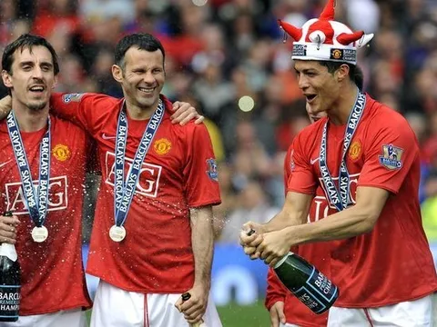 Giggs từng suýt nện Ronaldo ở MU