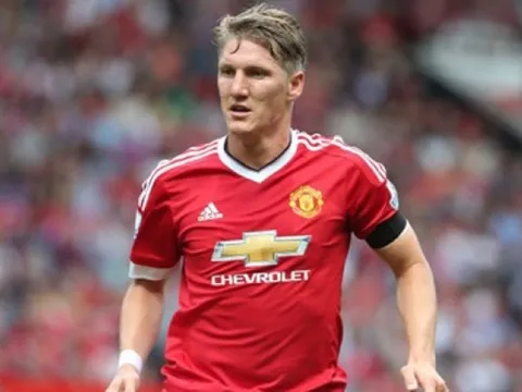 Fan tranh cãi về việc Schweinsteiger quyết ở lại MU