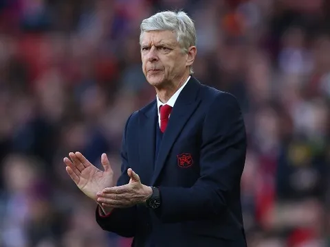 Arsene Wenger và số phận kẻ tỉnh giữa thế giới điên