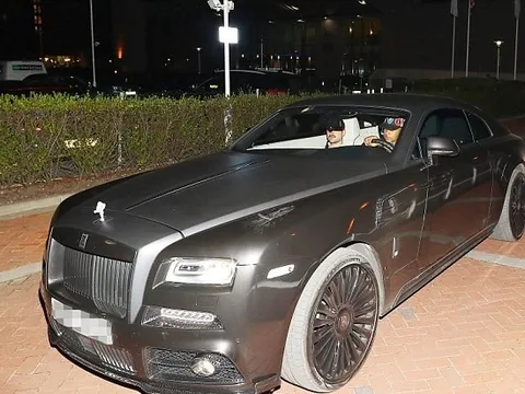 Pogba ngồi taxi, Depay lái Rolls Royce đi ăn tối