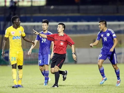 Bung bét sai lầm của trọng tài tại V-League 2016: VPF đang làm "con nợ" khổng lồ
