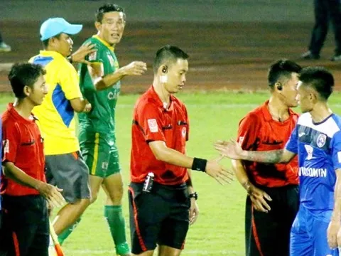 NHM đồng loạt ủng hộ trung vệ Chí Công giải nghệ