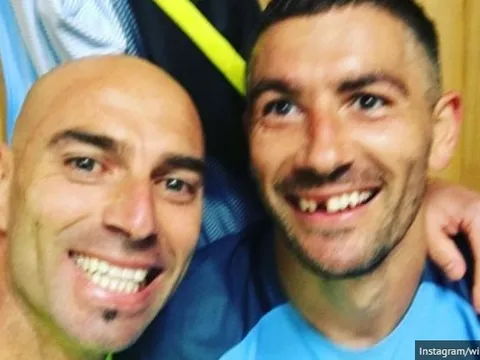 Gãy răng cửa, sao Man City vẫn cười tươi