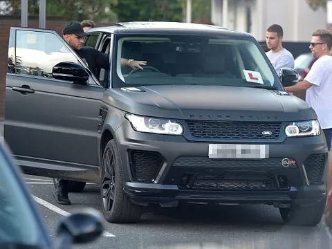 Luke Shaw bối rối khi học lái xe
