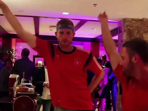 Mustafi 'quẩy' tưng bừng cạnh 'đồng đội tương lai' tại Arsenal