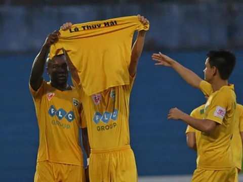 HLV Lê Thụy Hải được trò cũ tại FLC Thanh Hóa tri ân