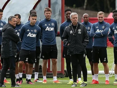 Mourinho tranh cãi và lấy chiếc xẻng của thợ xây