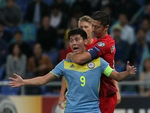 Kẹp cổ, giật chỏ đối thủ đổ máu, Lewandowski vẫn thoát thẻ đỏ