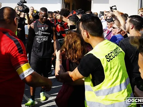 "Người thừa" Mario Balotelli tạo nên cơn sốt trên đất Pháp