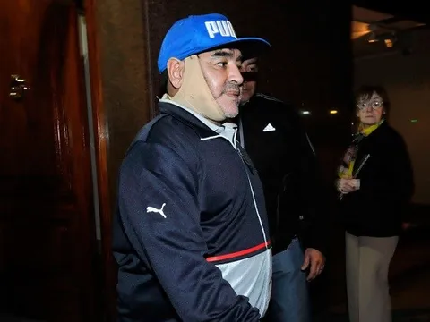 Maradona phẫu thuật nâng mặt để xứng với người tình trẻ