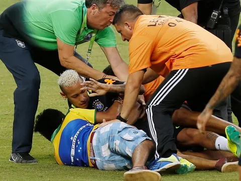 Neymar bị fan "cuồng" vật ngửa giữa sân