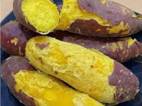 Luộc khoai lang nhất định phải cho thìa này, củ nào củ nấy bở tung, bùi bùi ăn cực đã