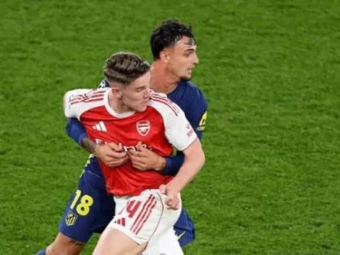 Rooney và Sturridge khen "người hùng thầm lặng" của Arsenal