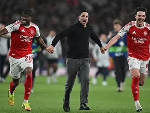Wenger đáp trả Rooney về màn ăn mừng của Arsenal