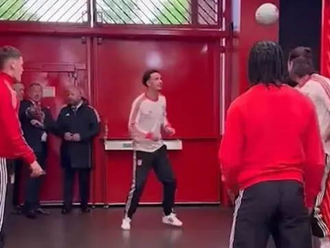 Lộ video dàn sao Liverpool thiếu tập trung trước trận thua MU
