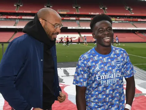 Henry nhắn Saka hãy đưa Arsenal từ bất bại thành bất tử