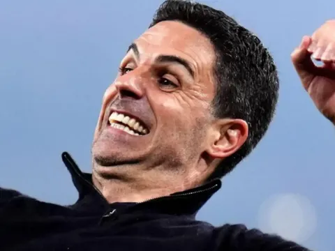 Arsenal đứng trước ngưỡng cửa vinh quang sau hai thập kỷ