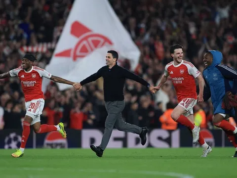 Rooney chê Arsenal ăn mừng lố, Wright lập tức đáp trả