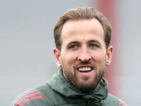 Giải mã miếng dán lạ trên tai sao Bayern trước trận gặp PSG